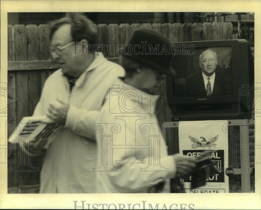 1996 Press Photo Phil Gramm shown on a video monitor at Fire Station 13 - Historic Images