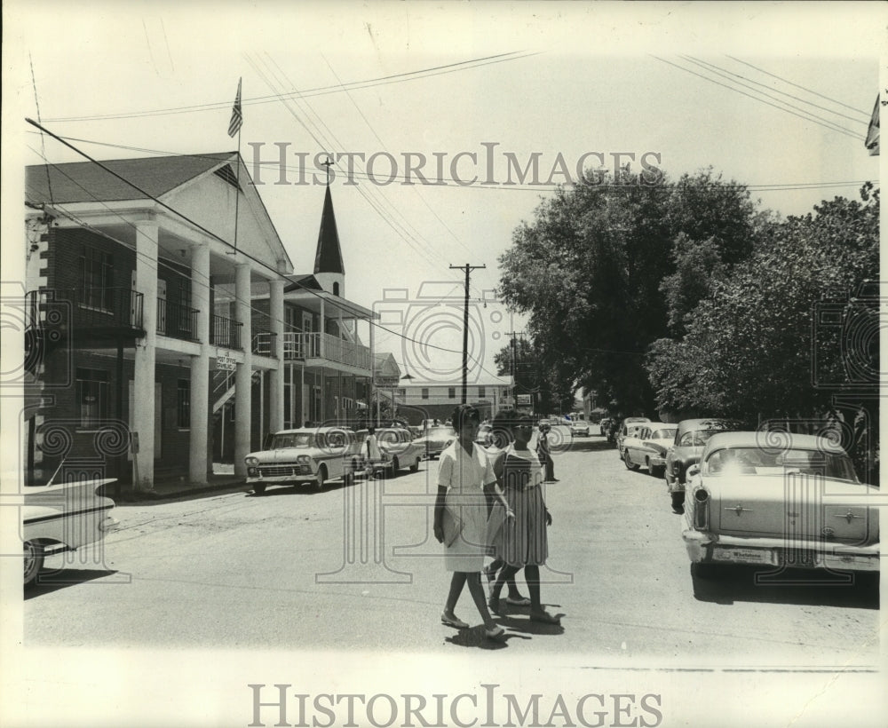 1962 Press Photo College students walking along Main Street in town of Grambling-Historic Images