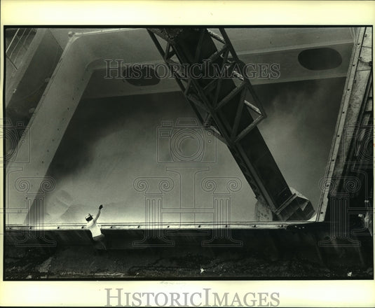 1981 Press Photo Employee directs flow of grain being loaded into Gemini Ship - Historic Images