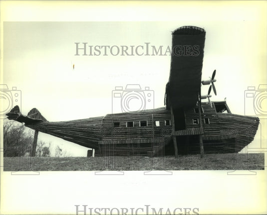 1989 Press Photo The "Spruce Goose" being built on the levee, Gramercy, LA - Historic Images