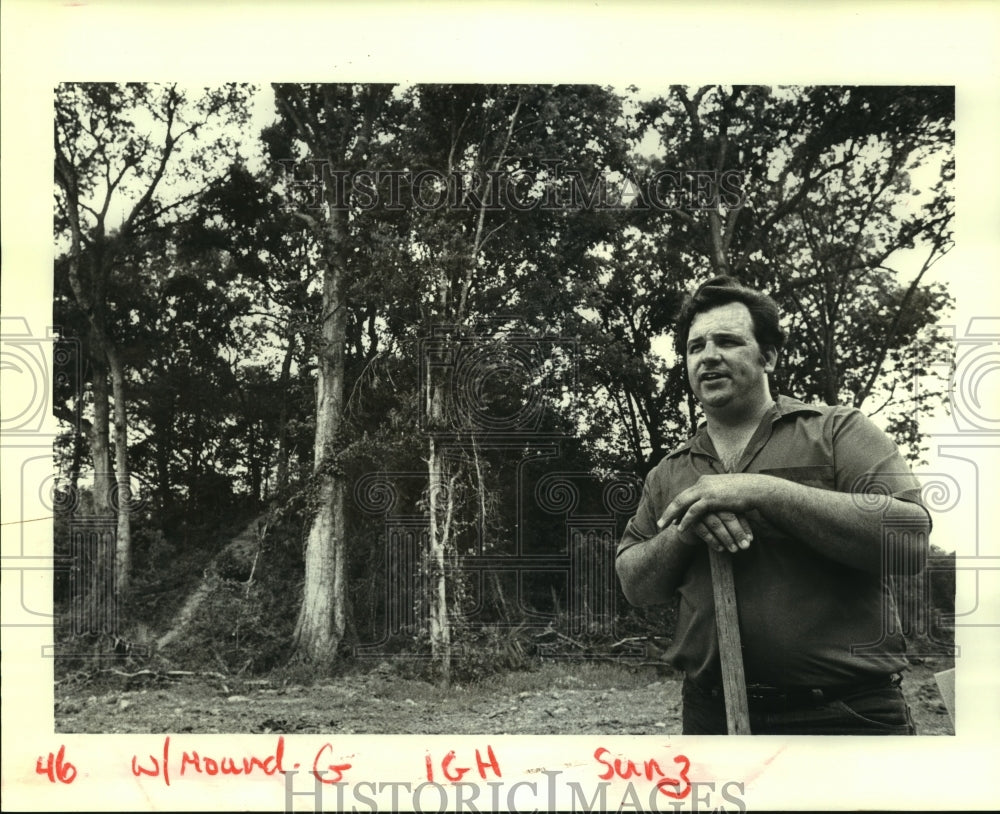 1985 Press Photo Jerry Haase stands in front of Gramercy Indian Mounds - Historic Images