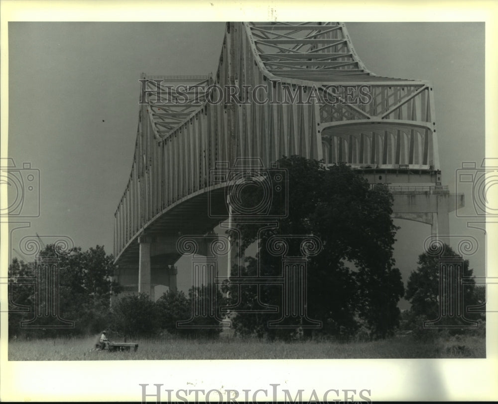 1991 Press Photo Farmer sprays sugar cane field below Gramercy-Wallace bridge - Historic Images