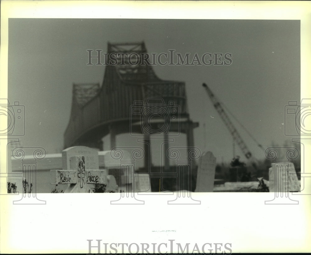 1993 Press Photo Gramercy Wallace bridge overshadows the Woodville Cemetery - Historic Images