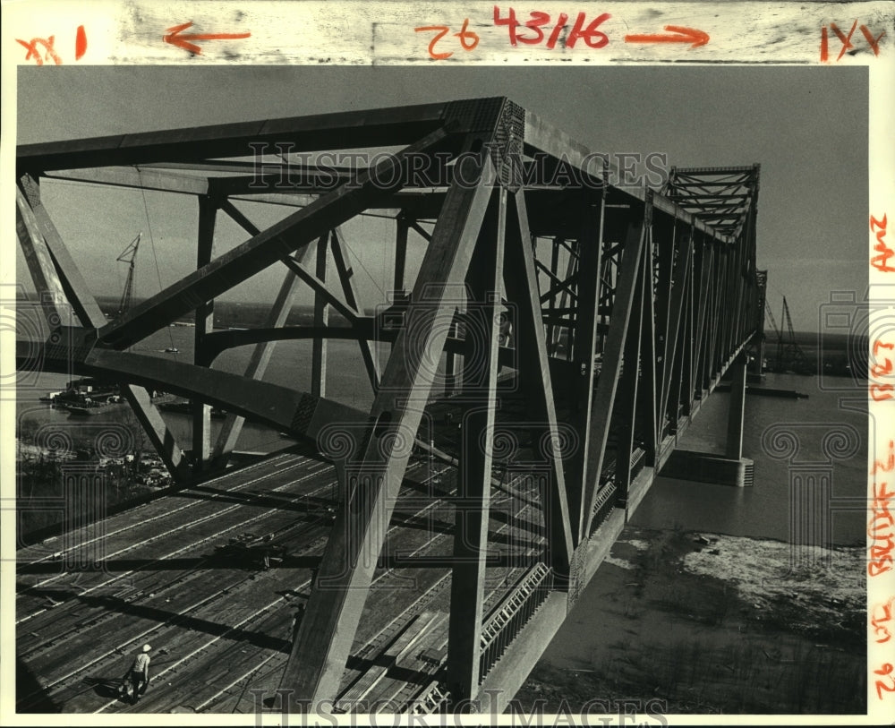 1987 Press Photo View of Gramercy-Wallace bridge across the Mississippi River - Historic Images