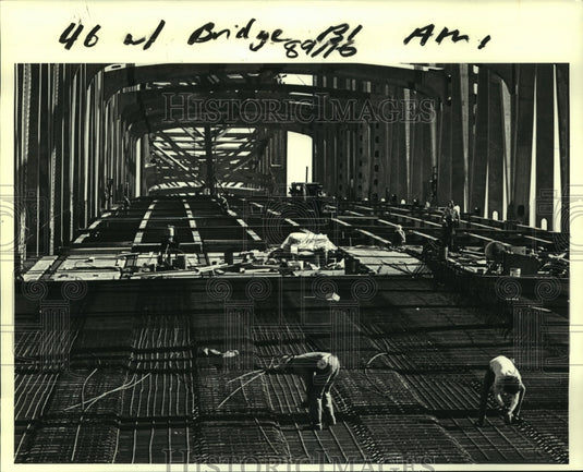 1987 Press Photo Workers at Gramercy-Wallace bridge across the Mississippi River - Historic Images