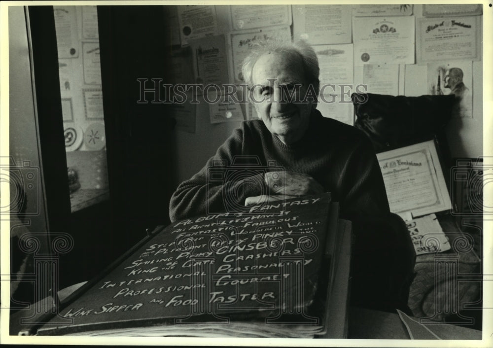 1989 Press Photo Pinky Ginsberg holds his scrap book at home in New Orleans - Historic Images