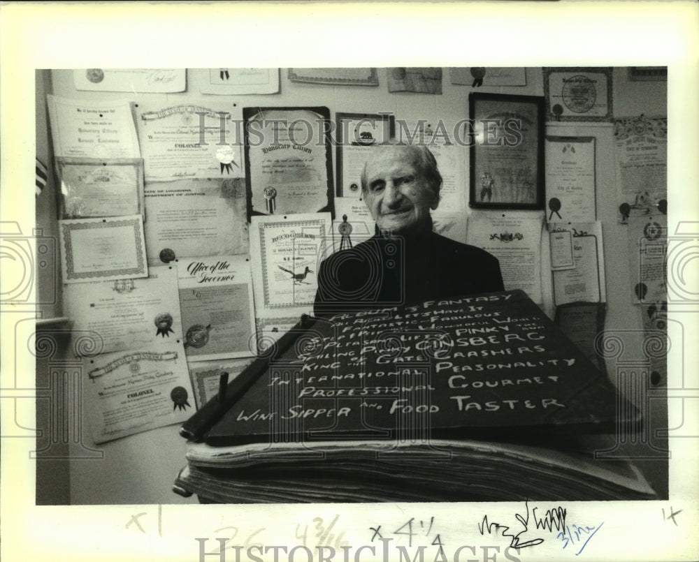 1988 Press Photo Pinky Ginsberg with his scrap book of his life as gate crasher - Historic Images