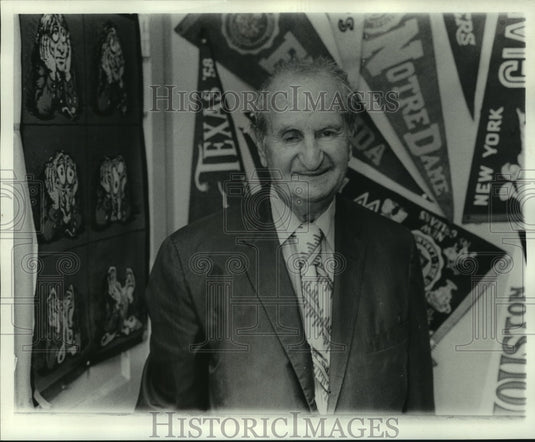 Press Photo Pinky Ginsberg, renown gate crasher - nob25431 - Historic Images