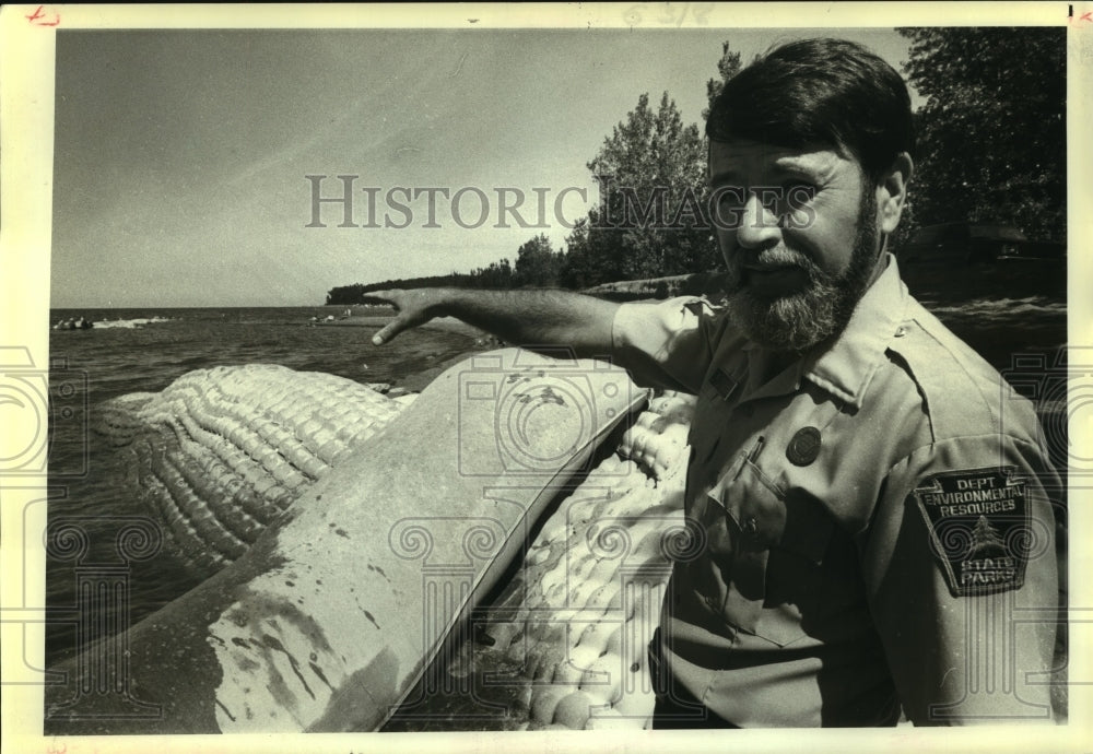 1984 Press Photo Gene Giza of Presque Isle Park talks about beach erosion - Historic Images