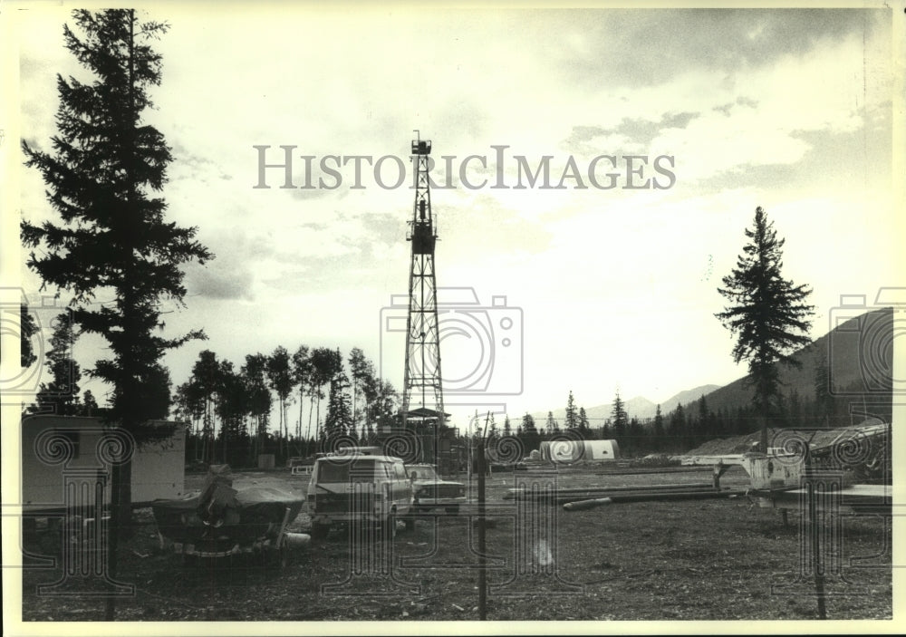 1989 Press Photo Oil derrick is a controversy between supporters and critics. - Historic Images