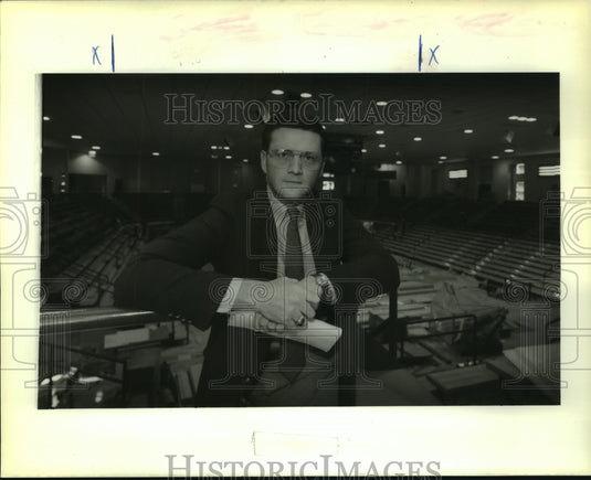 1989 Press Photo Chet Gladchuk, athletic director at Tulane University. - Historic Images