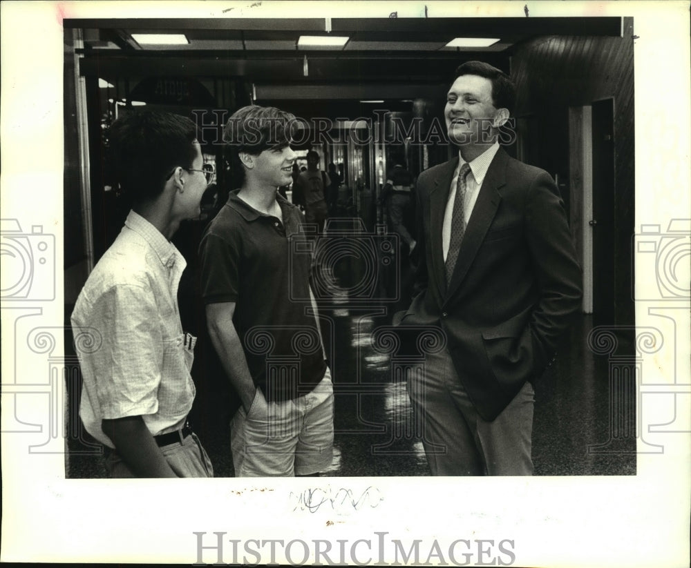 1988 Press Photo Tulane students talk with new Athletic Director Chet Gladchuk - Historic Images