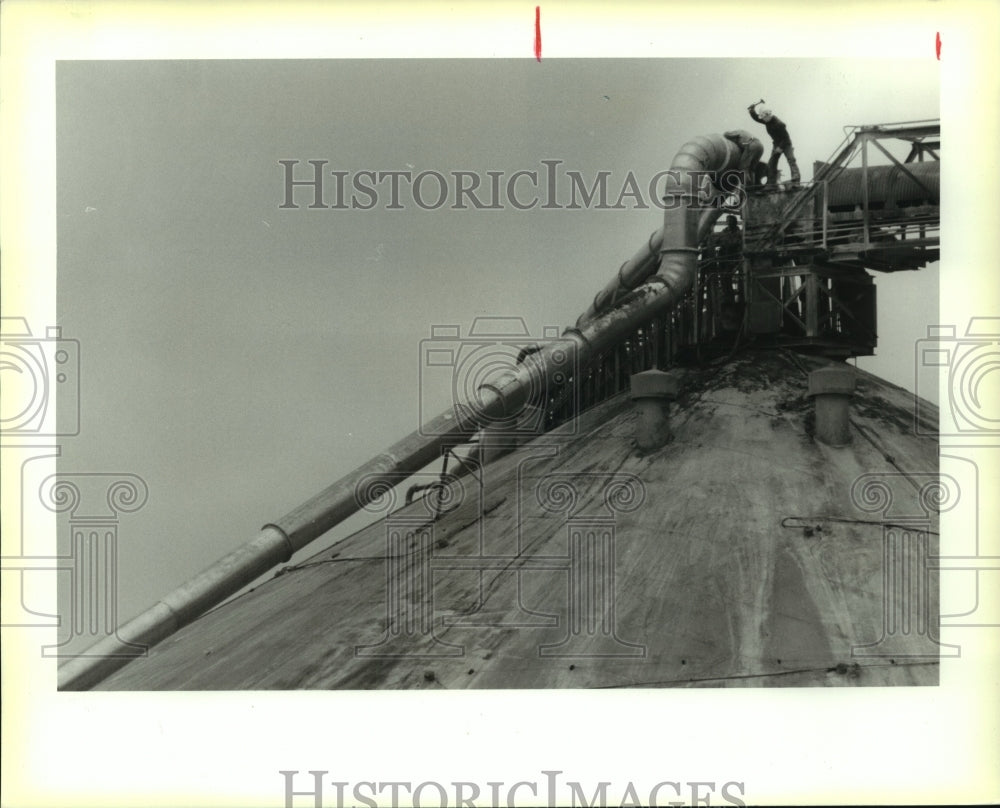 1994 Press Photo High atop a grain storage facility, workers connect new piping - Historic Images