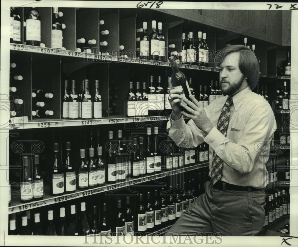 1976 Press Photo Wine Connoisseur &amp; lecturer David Gladden inspects a bottle - Historic Images