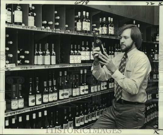 1976 Press Photo Wine Connoisseur & lecturer David Gladden inspects a bottle - Historic Images