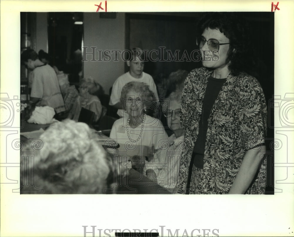 1990 Press Photo Debbie Gissell&#39;s Home Economics class learn &quot;survival skills&quot; - Historic Images