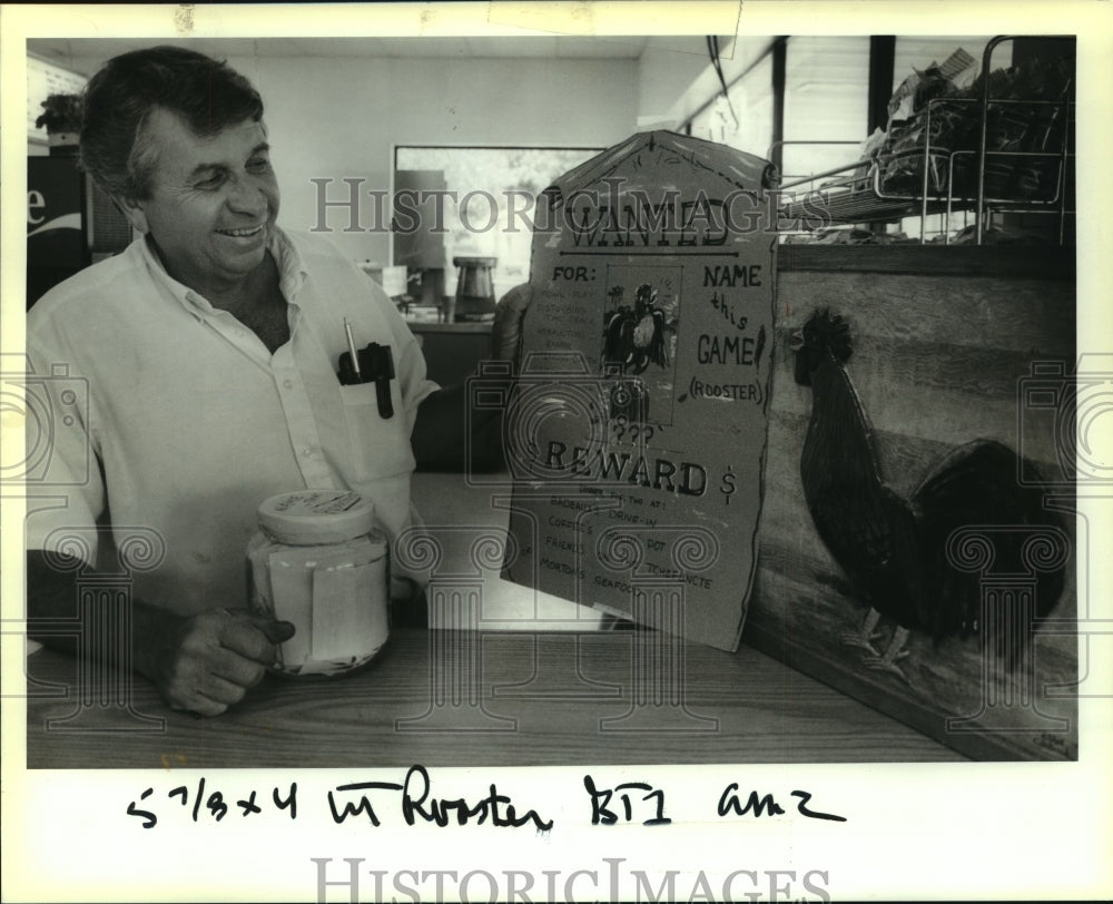 1989 Press Photo Madisonville Mayor Peter Gitz with a Rooster &quot;wanted&quot; poster - Historic Images