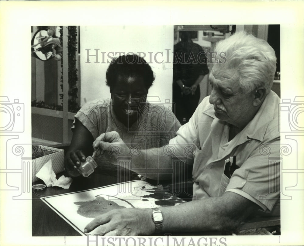 1992 Press Photo Residents of Maison Orleans nursing home enjoy painting - Historic Images