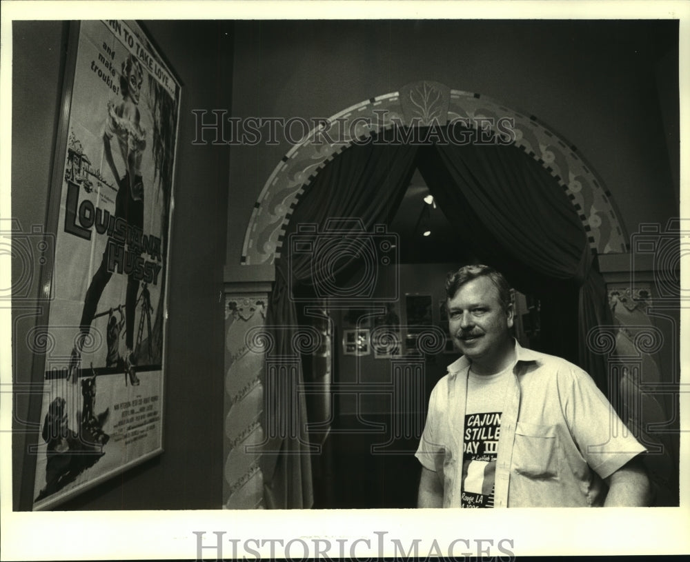 1987 Press Photo Vaughn Glasgow, Director of Special Projects at Movie Entrance - Historic Images