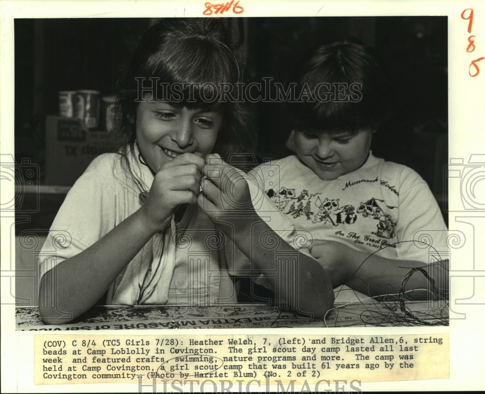1988 Press Photo Heather Welch & Bridget Allen string beads at Camp Loblolly - Historic Images