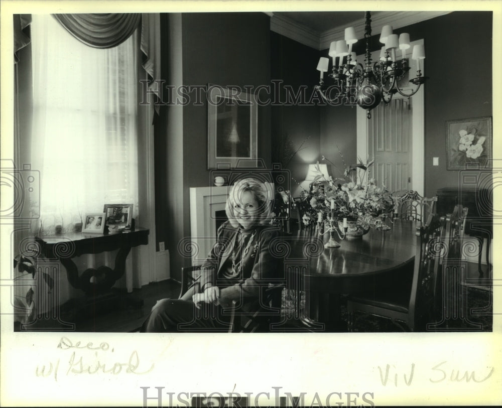 1989 Press Photo Judy Girod in the dining room at 1402 Magazine Street residence - Historic Images