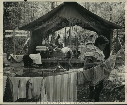 1963 Press Photo Hanging out the wash near open-air pioneer unit tent - Historic Images