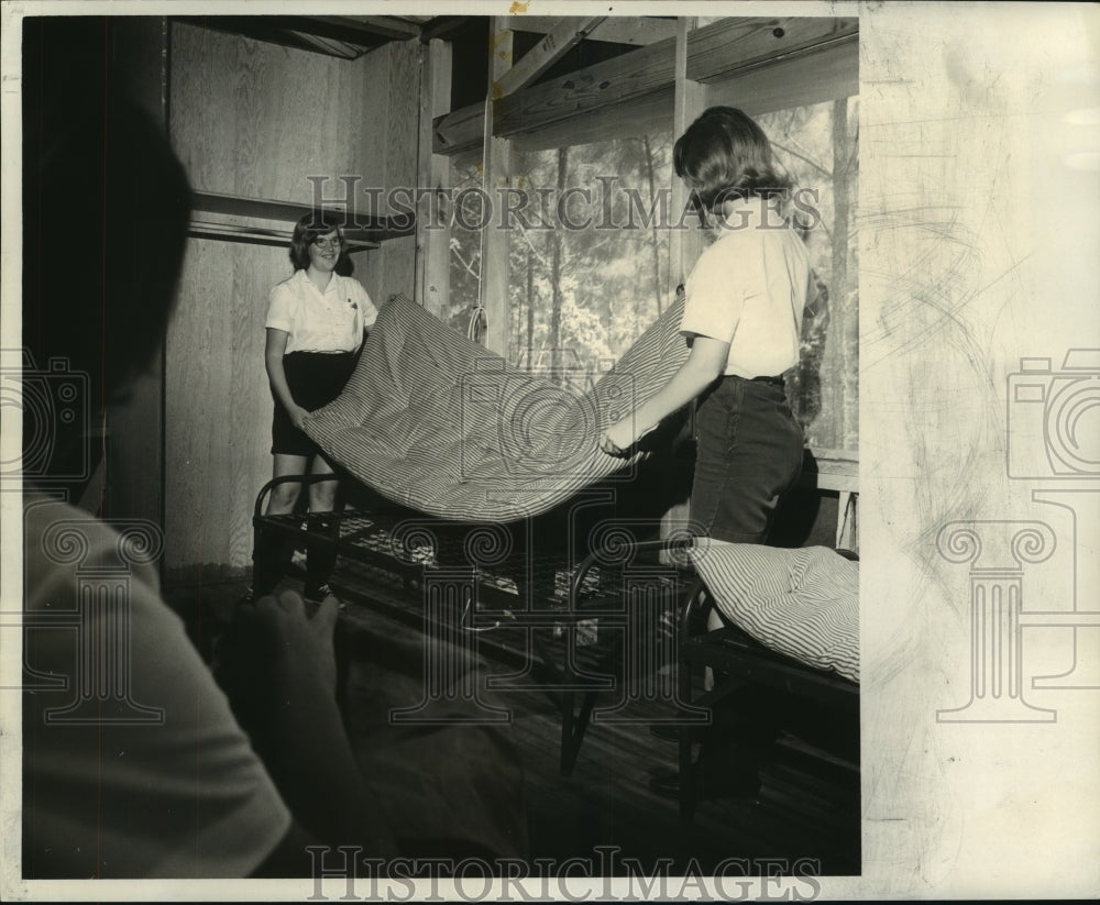 1966 Press Photo Jo Anne Posey and Phyllis Pinkerton inspect cots in cabin - Historic Images