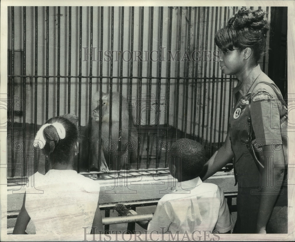 1968 Press Photo Girl Scout Zebria Duncan assists the children during day-tours - Historic Images