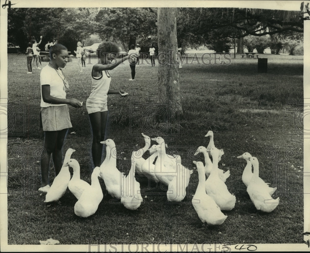 1973 Press Photo Toni Maria Jones and Rosalyn Ross feed ducks at day camp - Historic Images