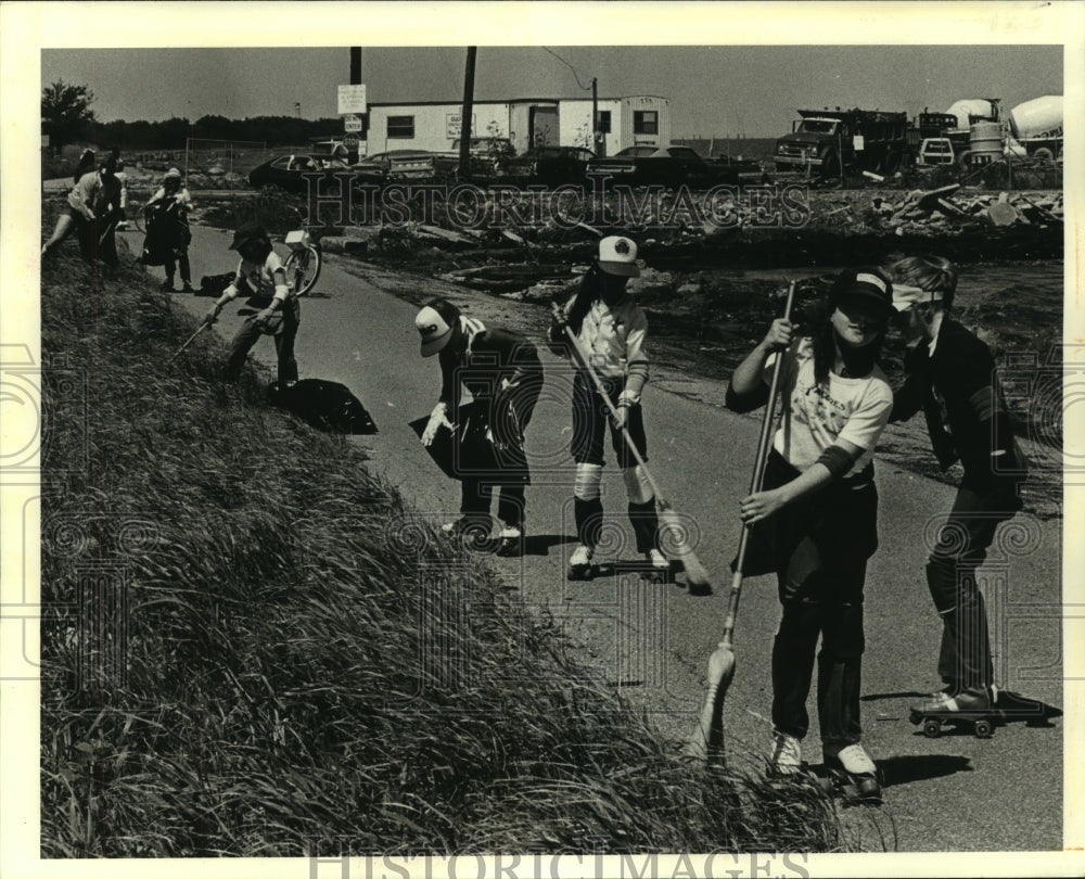 1982 Press Photo Kenner junior Girl Scouts clean Linear Park Bike Trail - Historic Images