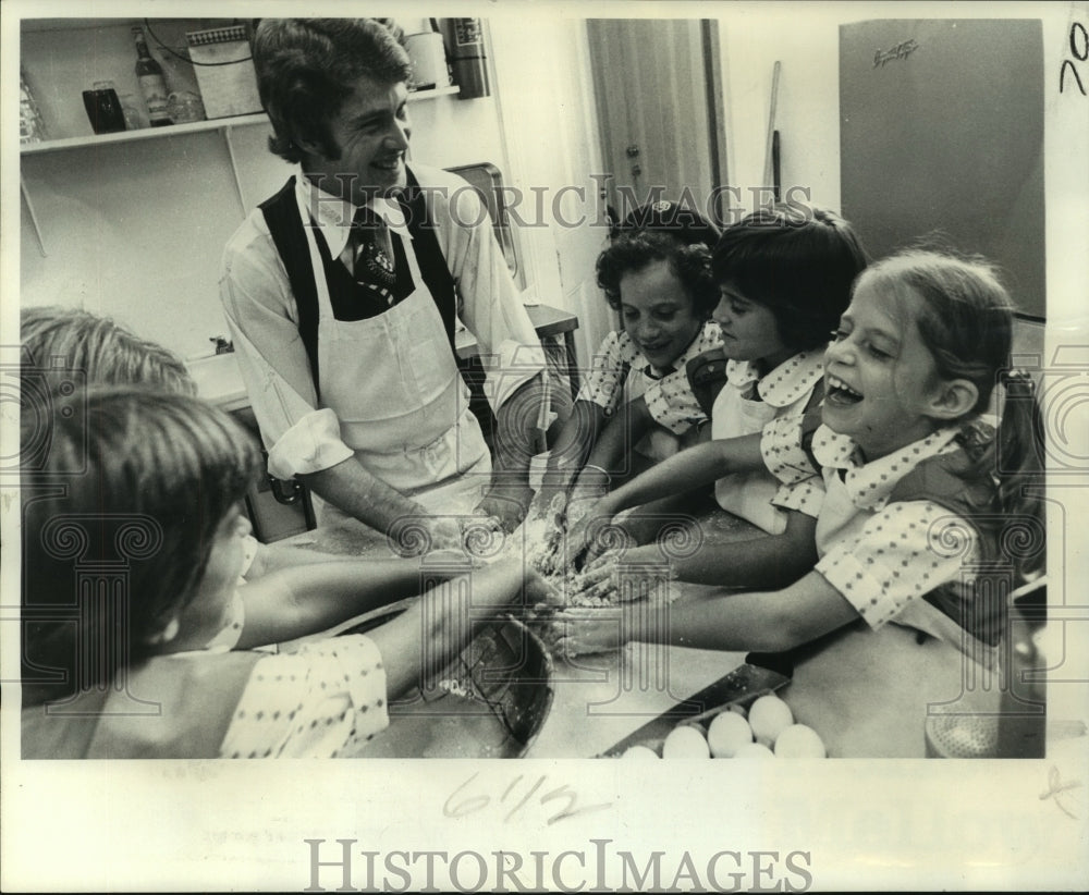 1977 Press Photo Girl scout troop makes pasta in La Trattoria kitchen - Historic Images