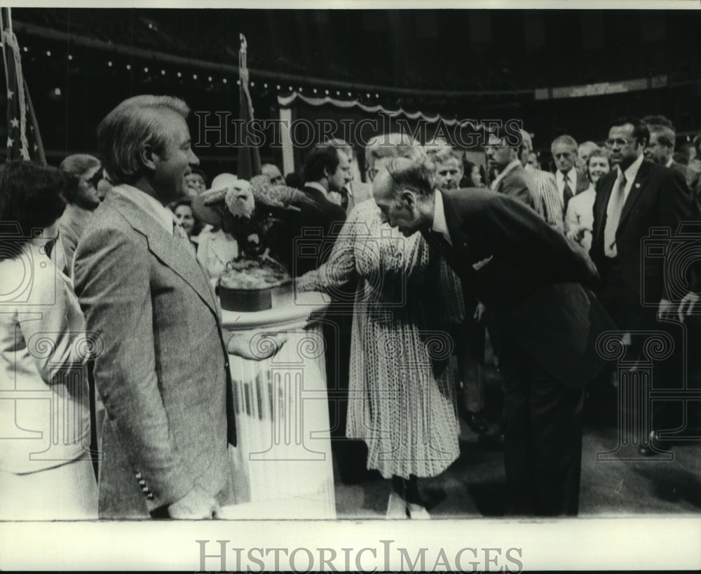 1976 Press Photo France President Valery Giscard D&#39;Estaing Welcomed - nob25576 - Historic Images