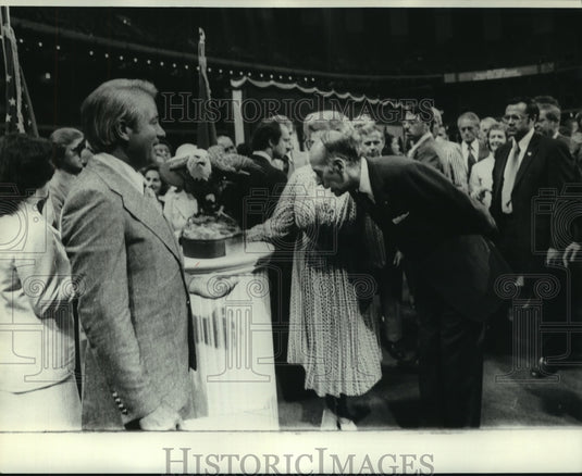 1976 Press Photo France President Valery Giscard D'Estaing Welcomed - nob25576 - Historic Images