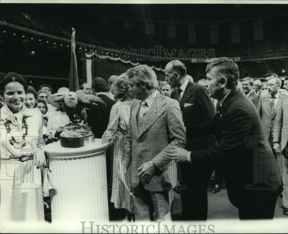 1976 Press Photo France President Valery Giscard D&#39;Estaing with Crowd - Historic Images