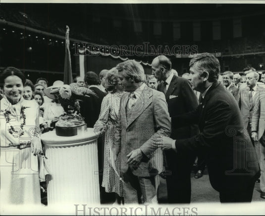 1976 Press Photo France President Valery Giscard D'Estaing with Crowd - Historic Images