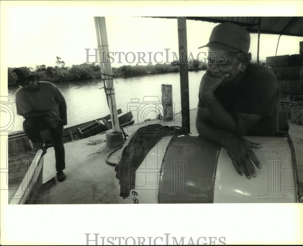 1995 Press Photo Fishermen ponder the effect of gill net ban on Delacroix Island - Historic Images