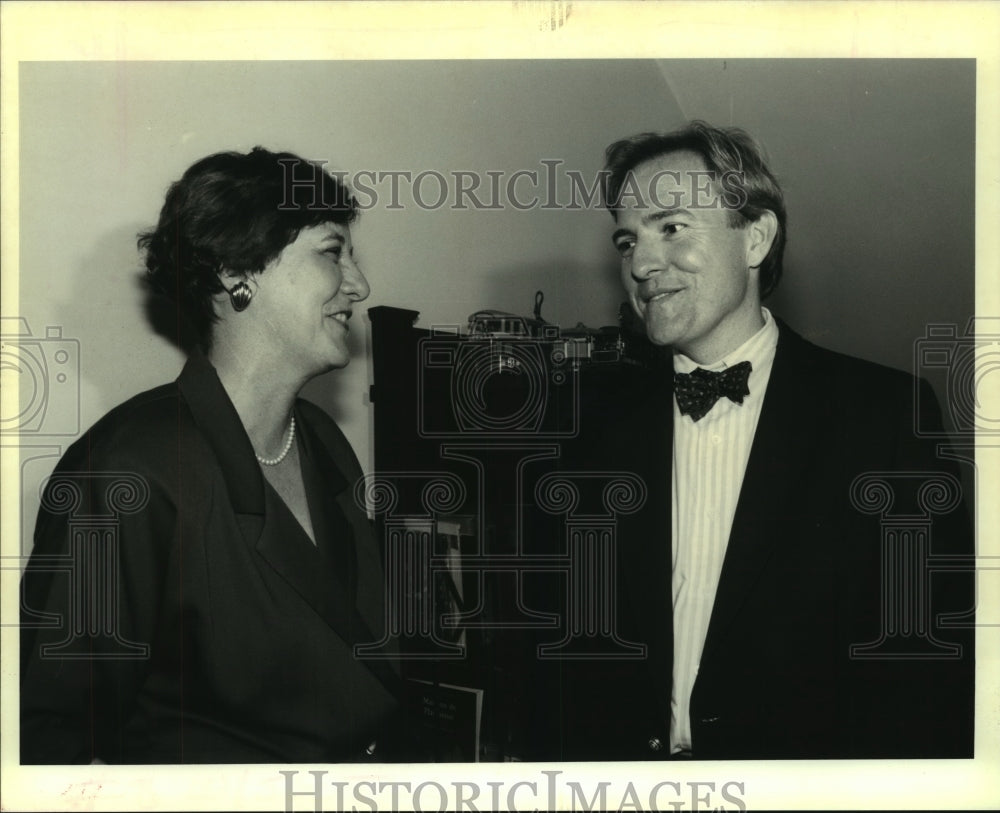 1992 Press Photo Mary Ann Straub and Brian Gille chat at an event - nob25610 - Historic Images