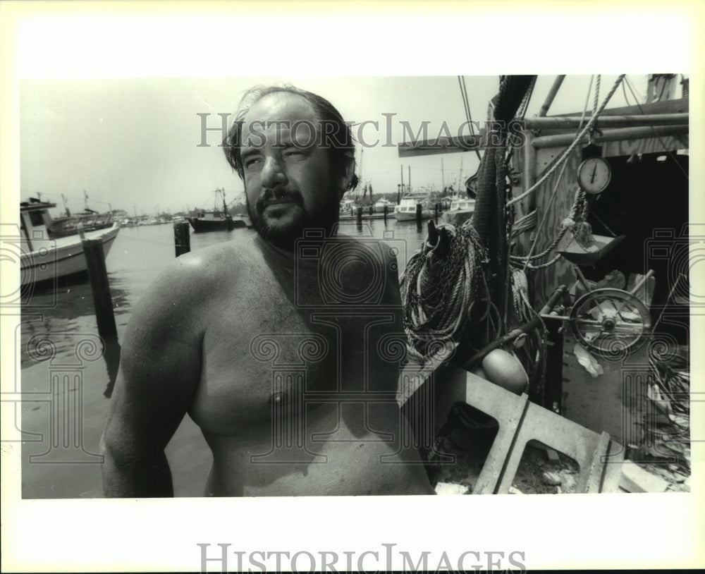 1995 Press Photo Terry McCall Sr., uses a gill-net for fishing at Venice Harbor - Historic Images