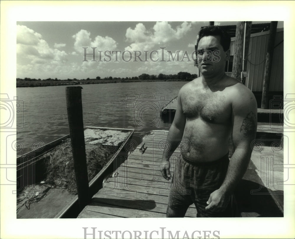 1995 Press Photo Gill netter Allan Campo with his boat at Serigne&#39;s boat launch - Historic Images