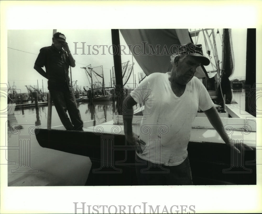 1995 Press Photo Alfred Peete &amp; Ralph Serigne react to a possible gill-net ban - Historic Images