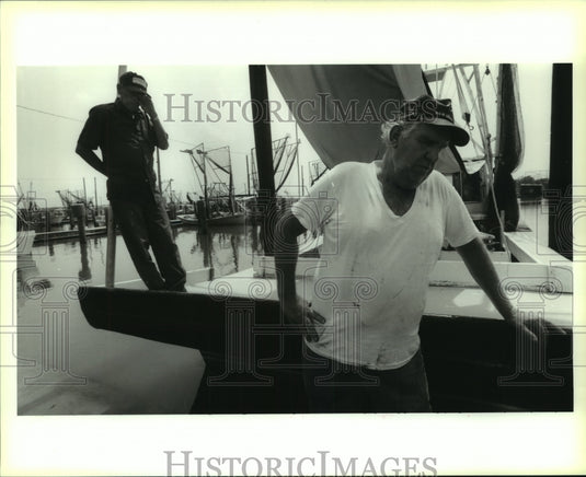 1995 Press Photo Alfred Peete & Ralph Serigne react to a possible gill-net ban - Historic Images