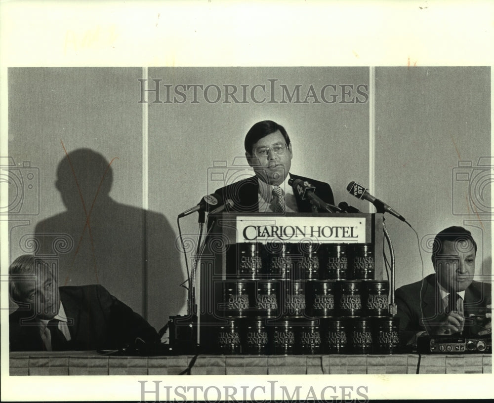 1985 Press Photo Chris Gillan, Hills Bros Coffee Plant, Executive Vice President - Historic Images