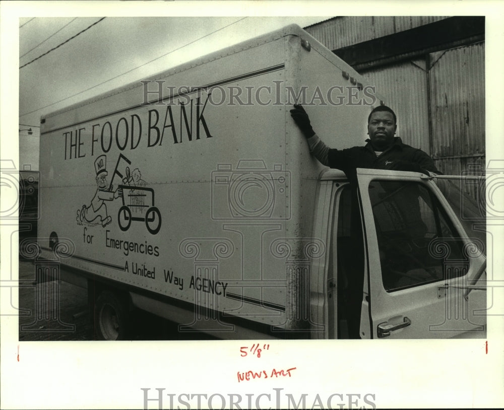 1988 Press Photo James Givens oversees The Food Bank&#39;s warehouse and delivery - Historic Images