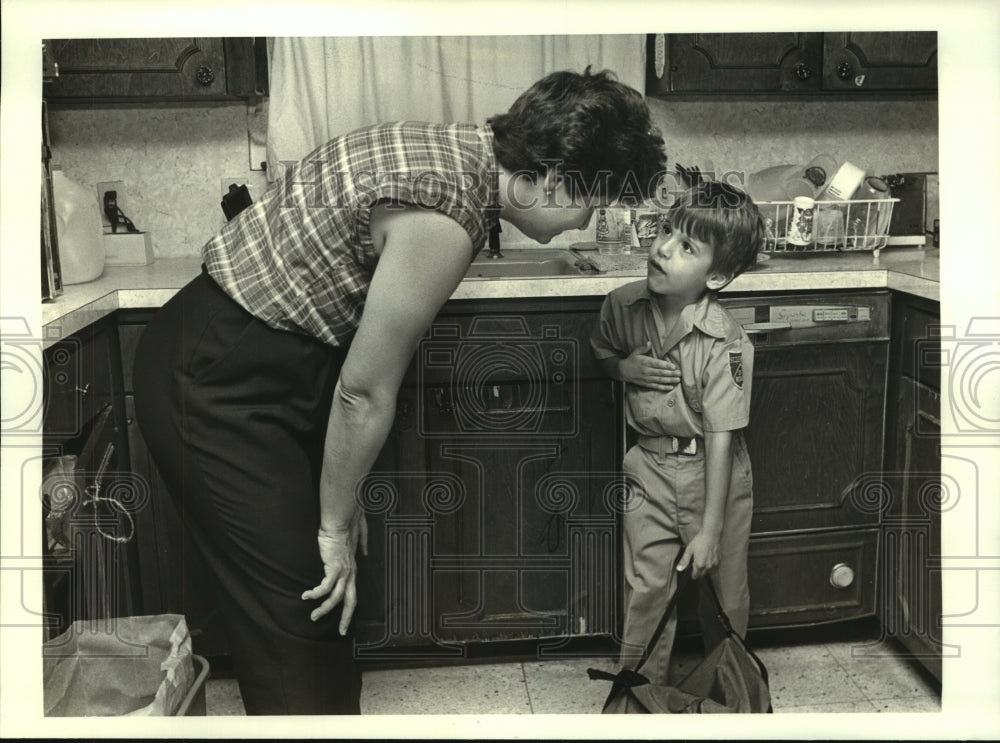 1986 Press Photo Patty Gillen talks to son Gavin before he leaves for school - Historic Images