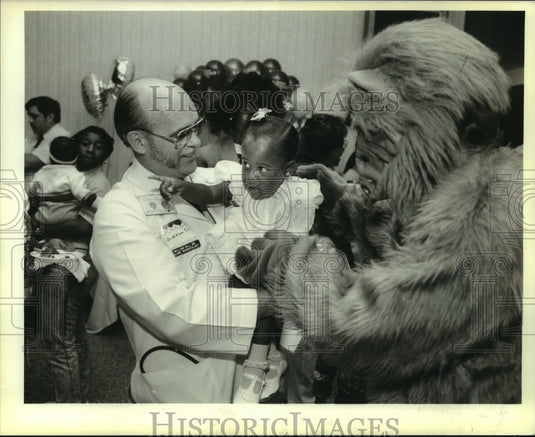 1989 Press Photo Dr. William Gill and Ticira Hawkins at Charity Hospital Reunion - Historic Images