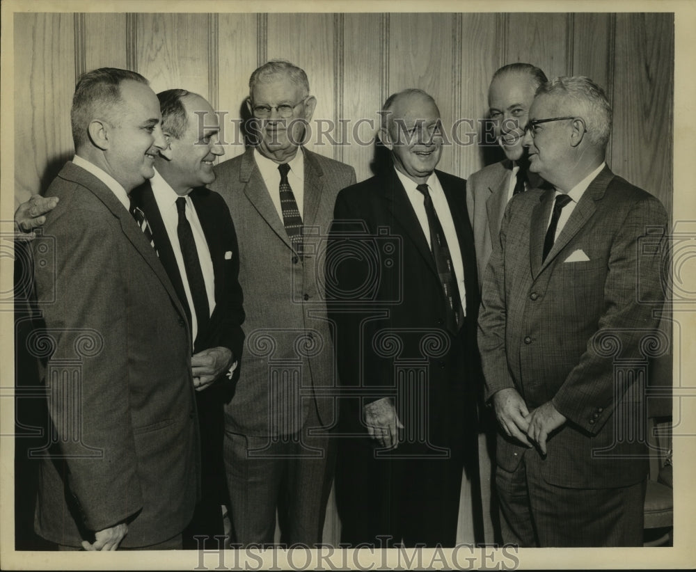 Press Photo Delegates confer with each other - Historic Images