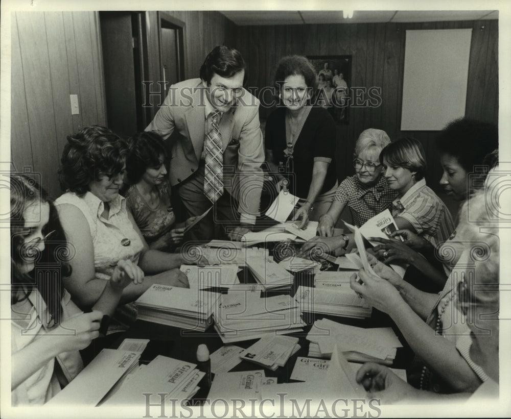 1977 Press Photo Judge Tom Giraud with his supporters - nob25699 - Historic Images