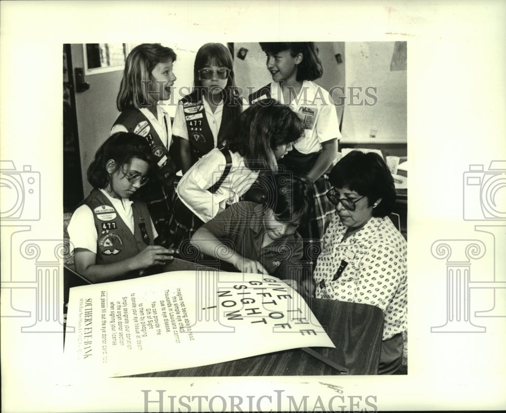 1987 Press Photo Girl Scout&#39;s making poster for the Drivers License Bureau - Historic Images