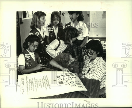 1987 Press Photo Girl Scout's making poster for the Drivers License Bureau - Historic Images