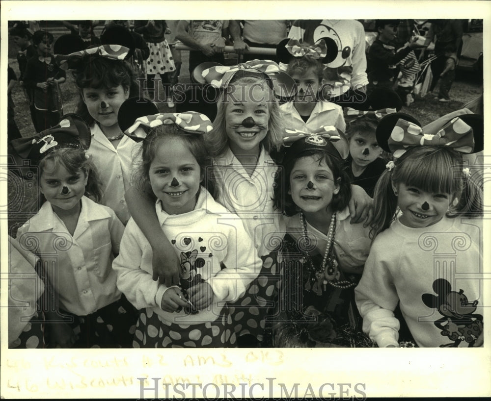 1987 Press Photo Girls in Brownie Troop 360 dressed as Minnie Mouse for Parade - Historic Images